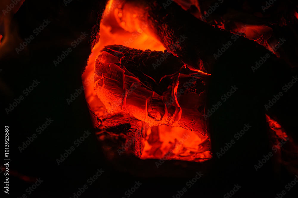 Fototapeta premium czerwone i żółte płomienie w ognisku lub w kominku naturalnym