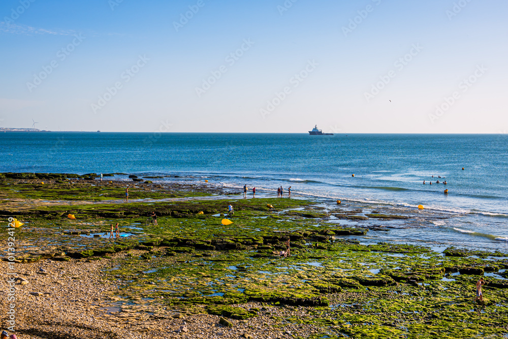 La plage rocheuse de la station balnéaire de Ambleteuse à marée basse