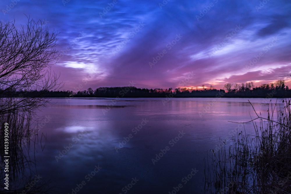 Fototapeta premium Lila Wolken über See
