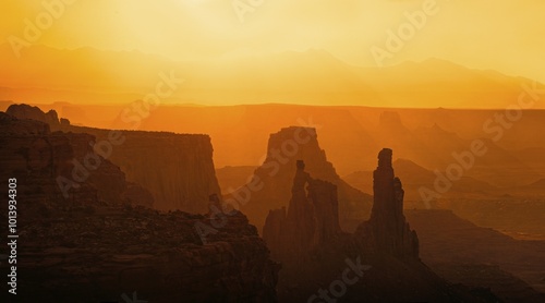 Cuadro en lienzo Silhouette, rocks in the morning light, behind the La Sal Mountains, Canyonlands