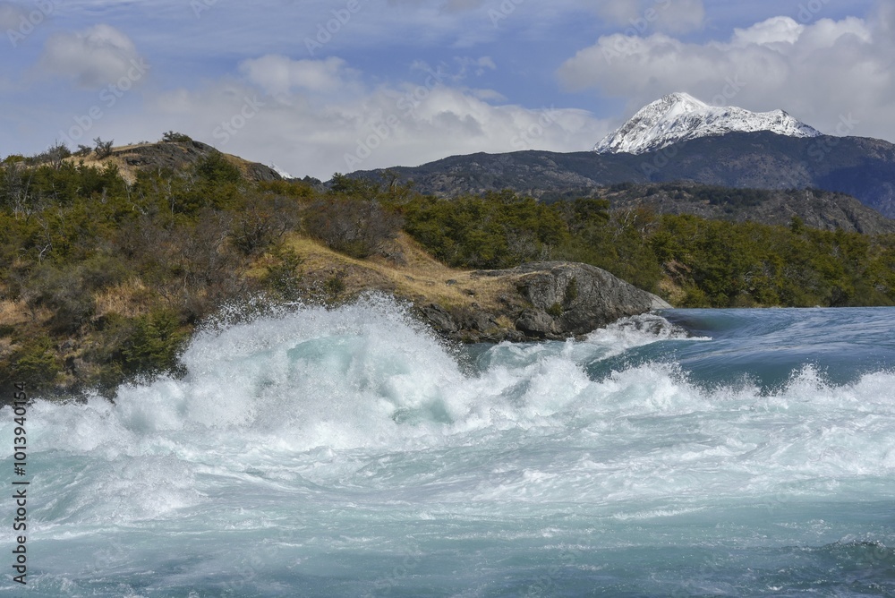Obraz premium Rapids at the confluence of the turquoise Rio Baker and the glacier grey Rio Nef, between Puerto Guadal and Cochrane, Región de Aysén, Chile, South America