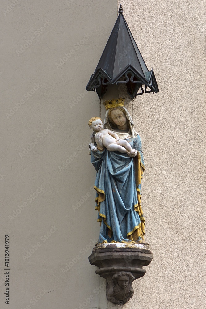 Obraz premium Sculpture of the virgin Mary with the baby Jesus under a canopy at a town house, Nuremberg, Middle Franconia, Bavaria, Germany, Europe