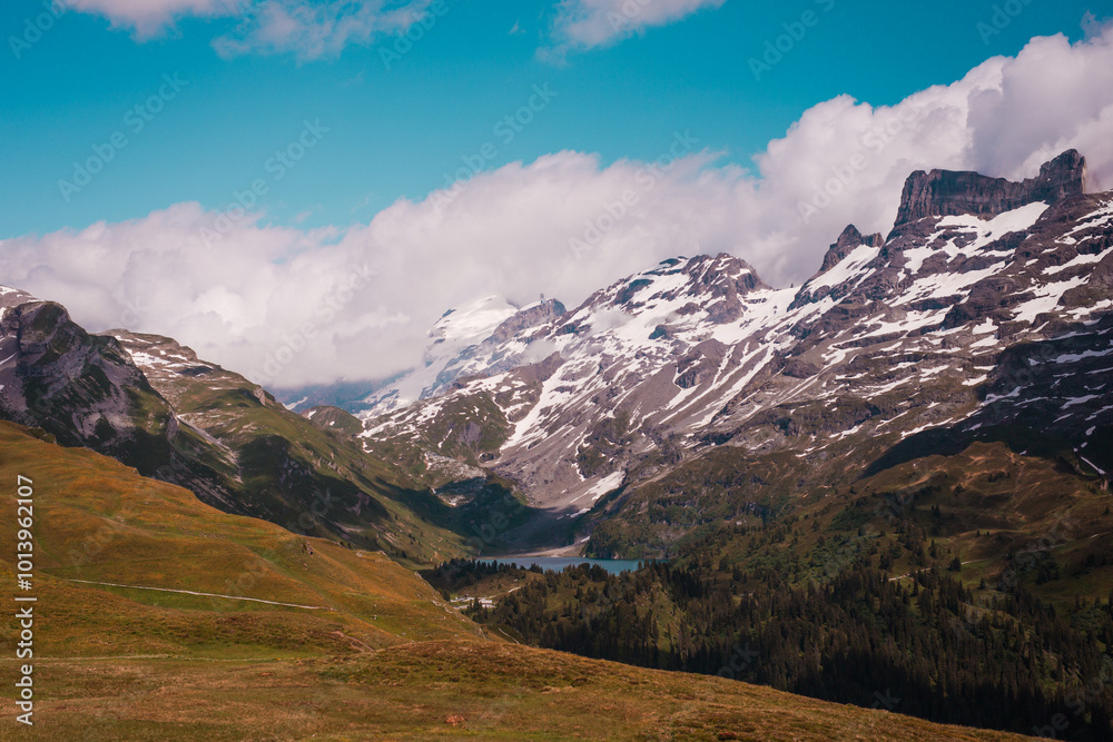 Idyllische Berglandschaft mit See und grünen Wiesen unter klarem Himmel – Perfekte Naturkulisse für Abenteuer und Entspannung Idyllische Berglandschaft mit See und grünen Wiesen unter klarem Himmel – Perfekte Naturkulisse für Abenteuer und Entspannung