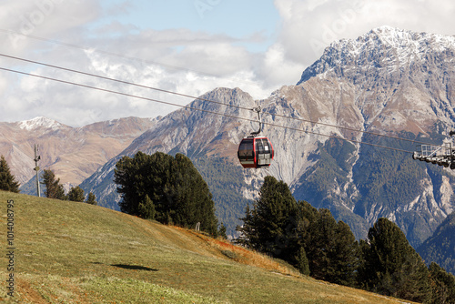 Fotografía cable car and tourist cabin in the Alps