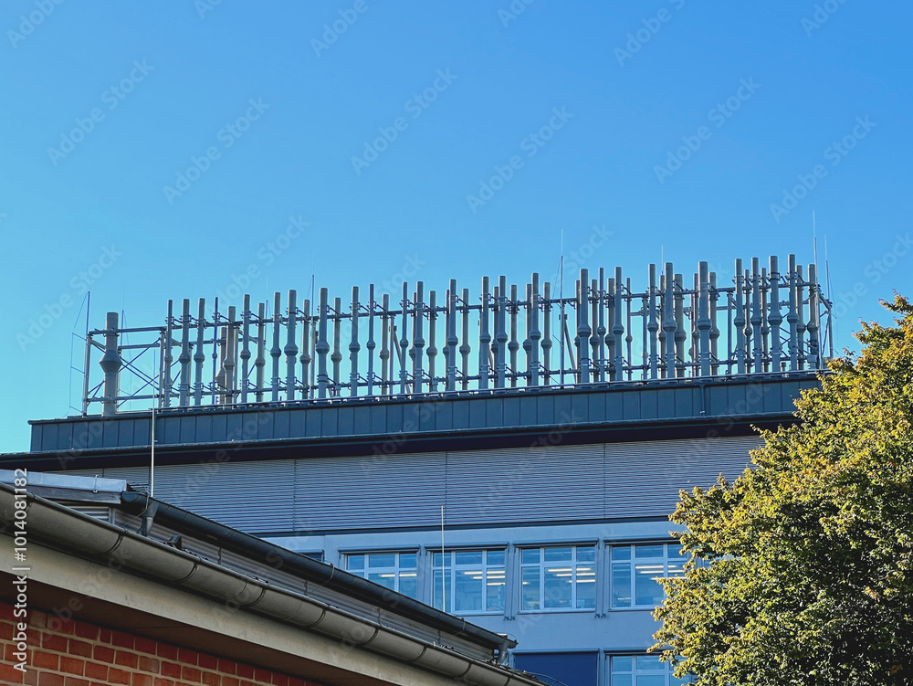 Lüftungsrohre auf dem Dach eines Laborgebäudes Lüftungsrohre auf dem Dach eines Laborgebäudes