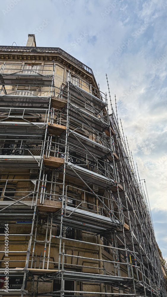 Un immeuble en travaux avec des échafaudages. Un immeuble en travaux avec des échafaudages.