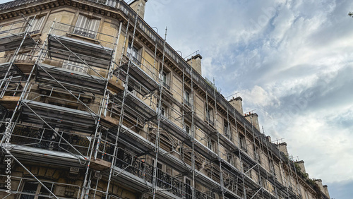 Un immeuble avec des échafaudages en travaux à Paris.