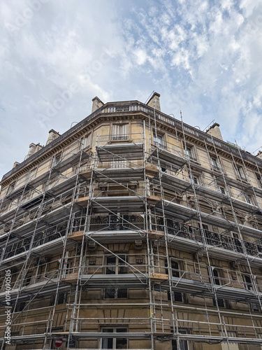 Un immeuble parisien en travaux avec des échafaudages.