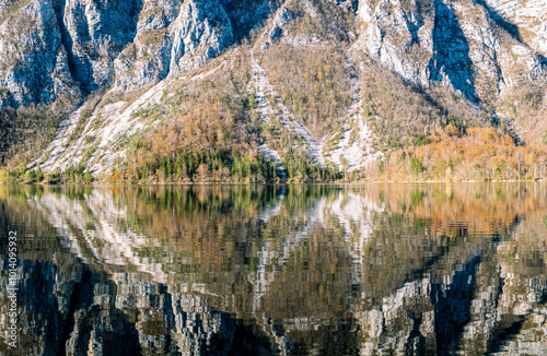 Vue en reflet du lac de Bohinj dans les alpes juliennes en Slovénie photo