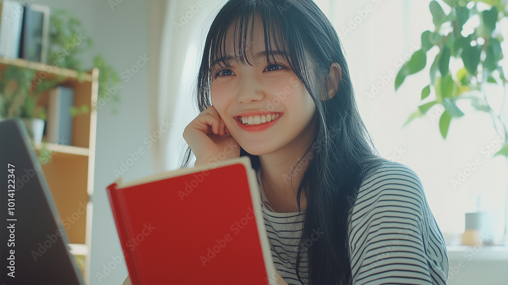 自宅で学ぶ笑顔の女性