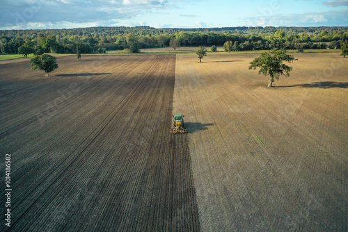 Εκτύπωση καμβά An aerial view of tractor is tilling a field