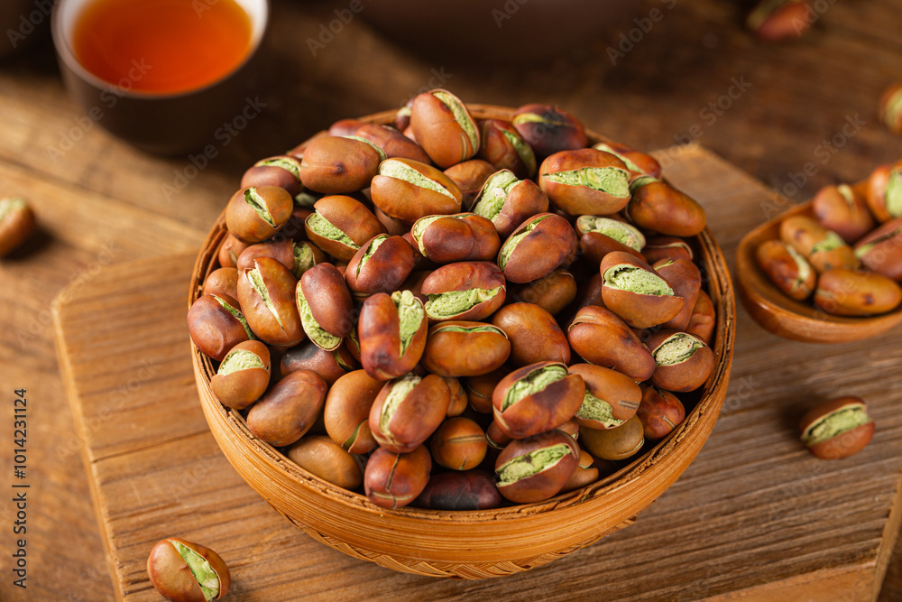Obraz premium A plate of green heart fava beans