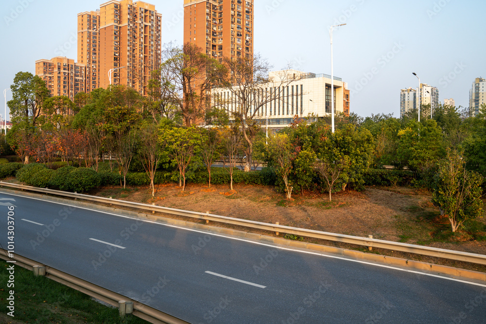 Obraz premium Empty urban road and buildings in the city