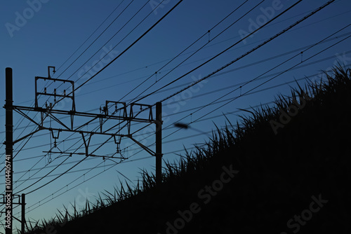 架線の見える土手