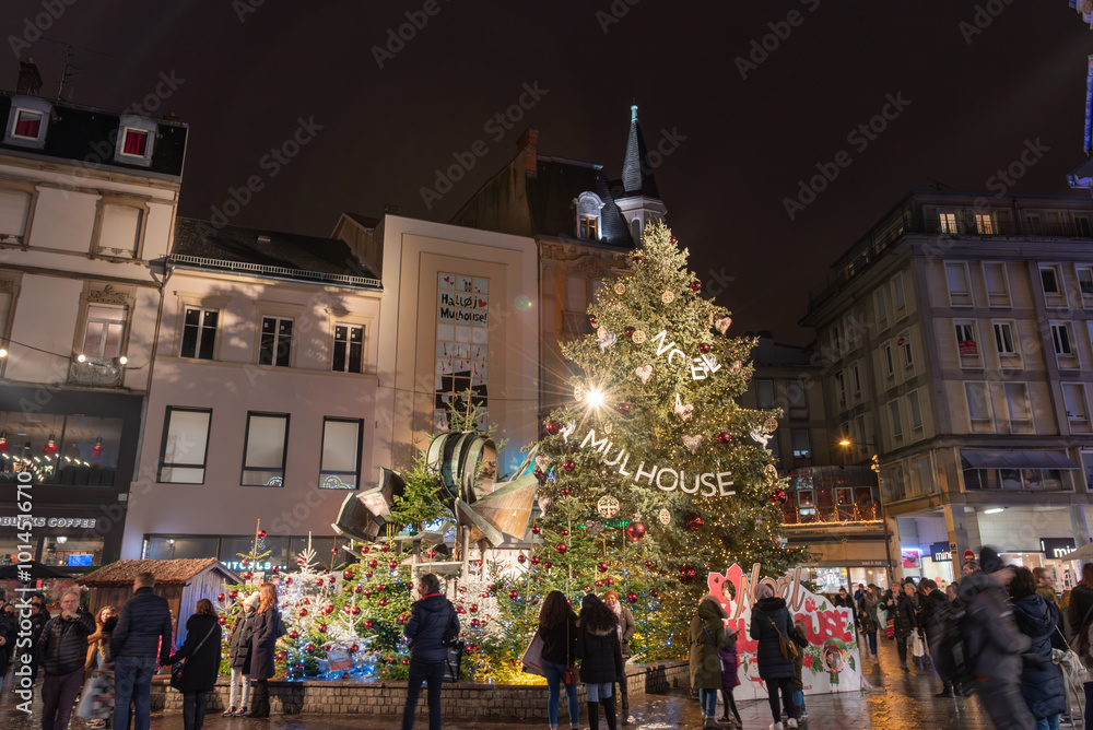 Fototapeta premium christmas tree in the city