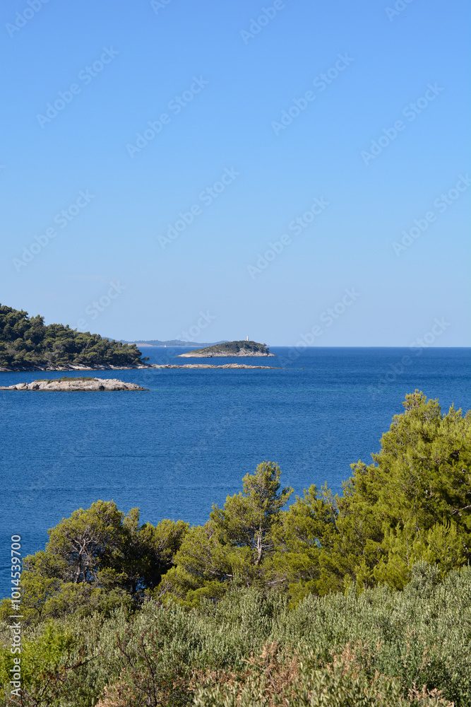 Obraz premium View from the coast of the Peljesac Peninsula towards the islets Miriste and Lirica amd island Mljet in the distance