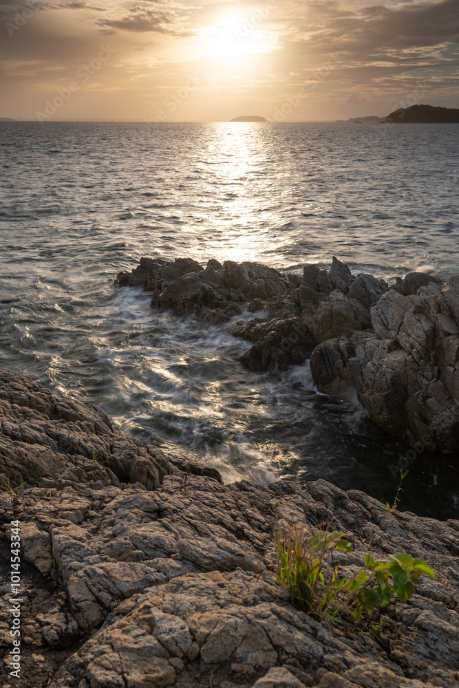 Fototapeta premium 美しい夕暮れの海岸