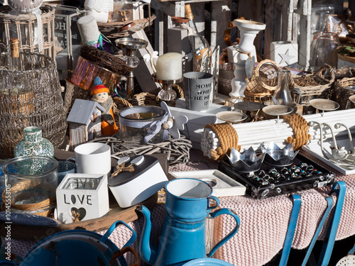 Flohmarkt - Trödel - Stand mit Deko photo