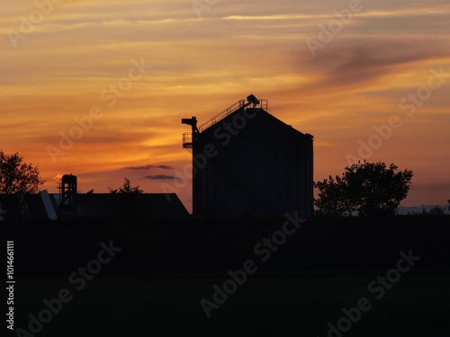Силуэт здания на фоне заката 