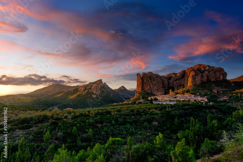 Foto Mallos de Aguero rocks at sunset, Huesca province, Spain.