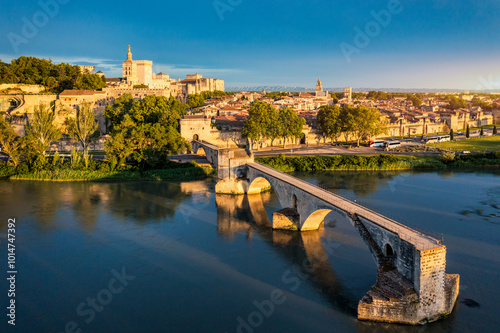 Quadro em tela Beautiful view of Avignon with famous bridge Saint-Benezet, medieval architecture along the Rhone River in Avignon, France