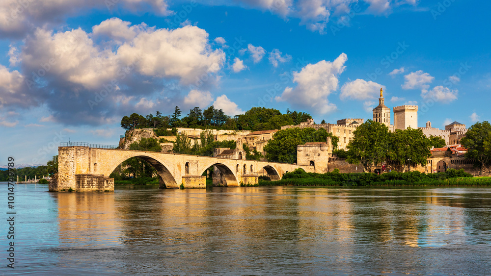 Obraz premium Beautiful view of Avignon with famous bridge Saint-Benezet, medieval architecture along the Rhone River in Avignon, France. The Pont Saint Benezet and the Papal palace in Avignon, South France.