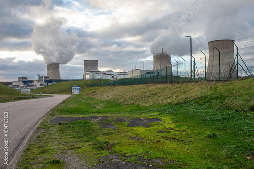 Centrale nucléaire de Cattenom en Moselle, photos prises en fin de journée avec de gros nuages dans le ciel  photo