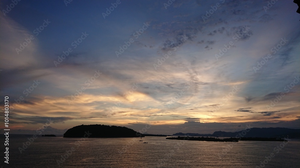 Obraz premium sunset over the sea