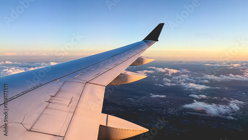 L’aile d’un avion en vol au-dessus des nuages.