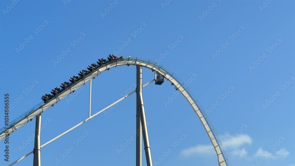 Une boucle d'une montagne russe dans un parc d'attractions.