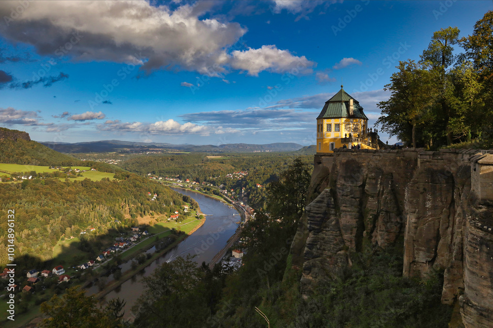 Obraz premium Barockes Friedrichsschlösschen auf der Festung Königstein mit Blick über das Elbtal, Königstein, Landkreis Sächsische Schweiz-Osterzgebirge, Sachsen, Deutschland