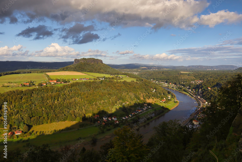 Obraz premium Panoramablick auf den Tafelberg Lilienstein und die Elbschleife im Elbsandsteingebirge, Königstein, Landkreis Sächsische Schweiz-Osterzgebirge, Sachsen, Deutschland