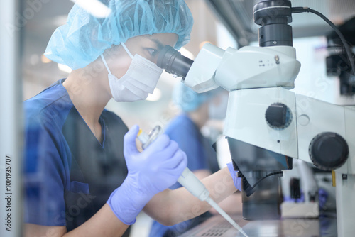 培養室で顕微鏡を使う胚培養士