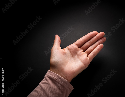 Palma de la mano de una mujer ofreciendo ayuda