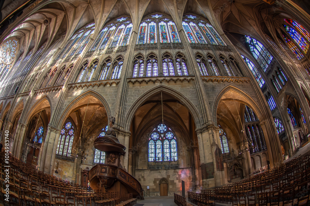 Fototapeta premium Intérieur de la Cathédrale Saint Etienne dans la ville de Metz en Moselle. On peut voir les vitraux, et l'architecture 
