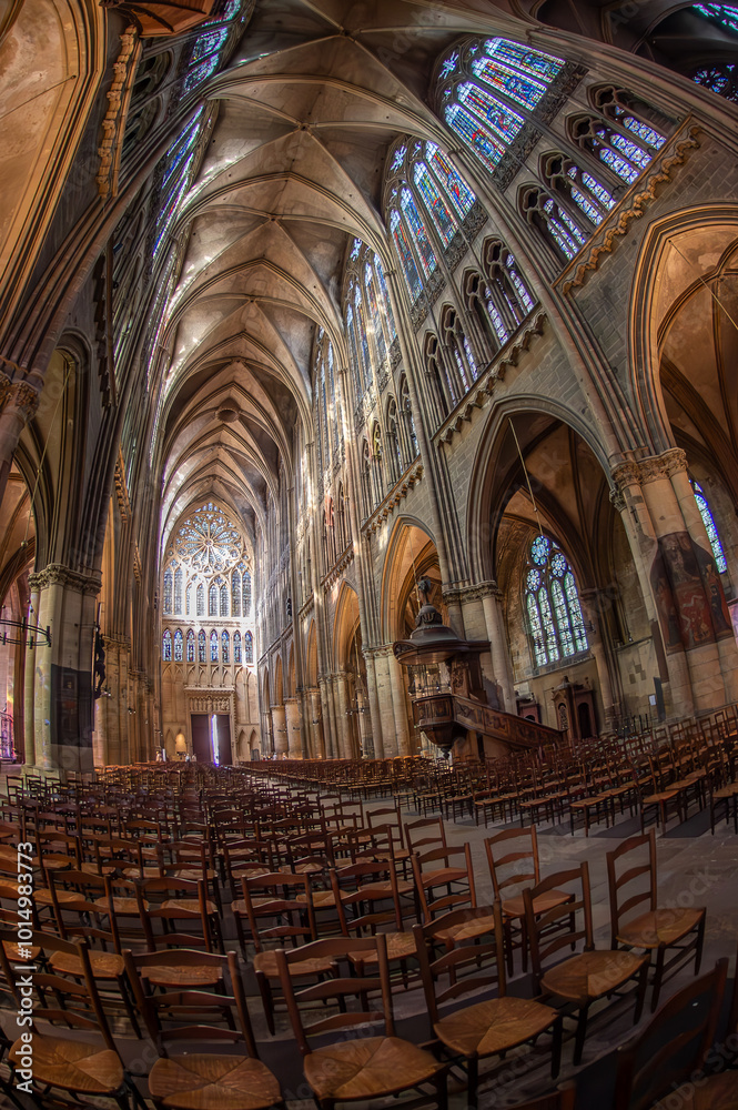 Intérieur de la Cathédrale Saint Etienne dans la ville de Metz en Moselle. On peut voir les vitraux, et l'architecture Intérieur de la Cathédrale Saint Etienne dans la ville de Metz en Moselle. On peut voir les vitraux, et l'architecture