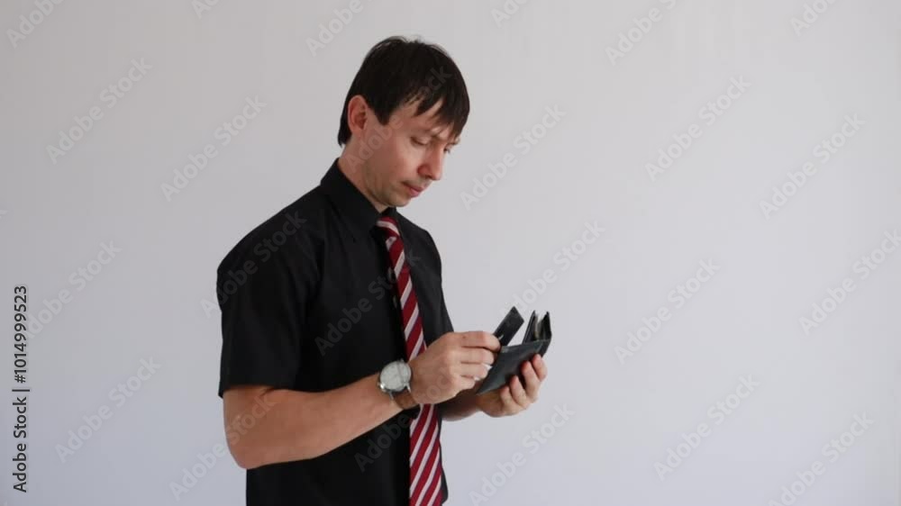homem de negócios pegando cartão de crédito 