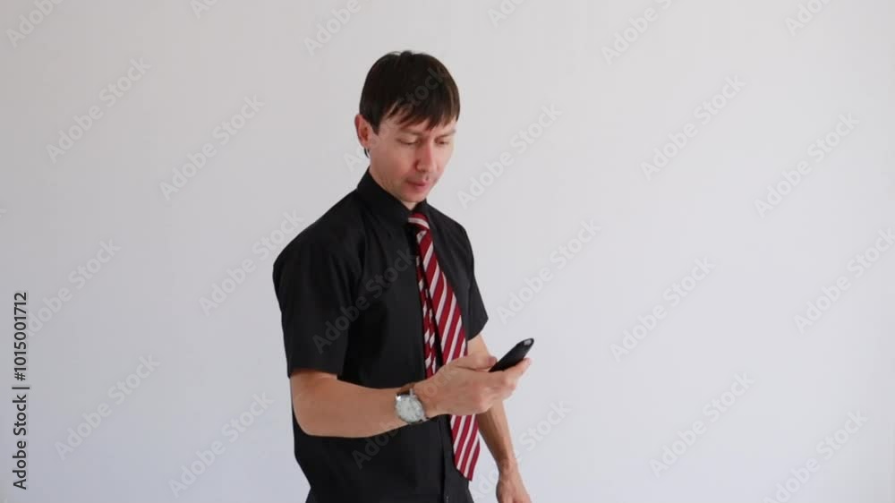 homem de negócios  usando controle remoto 