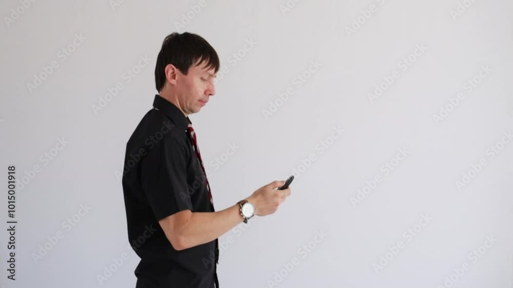 homem de negócios  usando controle remoto 