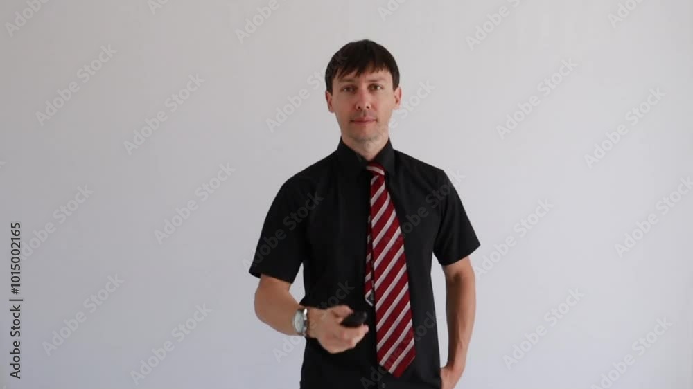 homem de negócios  usando controle remoto 