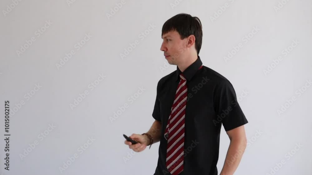 homem de negócios  usando controle remoto 