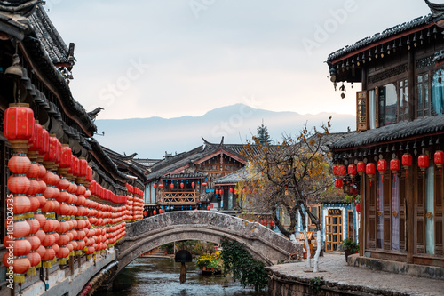 Photos A small bridge over the flowing stream in the Old Town of Lijiang, China