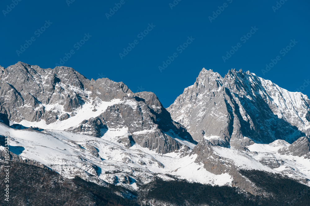 Obraz premium Close-up of Snow Mountain under pure blue sky
