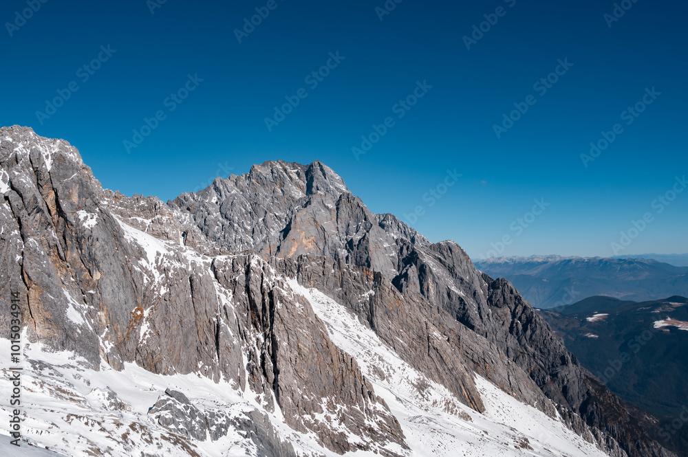 Obraz premium Snow-capped mountains under a clear blue sky