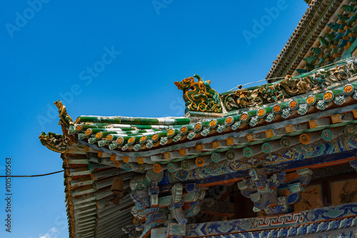 Looking up at the eaves of Feihong Glazed Tower of Guangsheng Temple in Linfen, Shanxi, you can see the exquisite temple architectural craftsmanship. The meaning of the plaque is: Guangsheng Temple photo