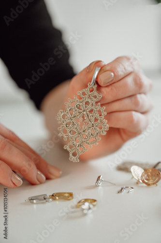 Cuadro en lienzo closeup hands of master making tatting earrings jewelry