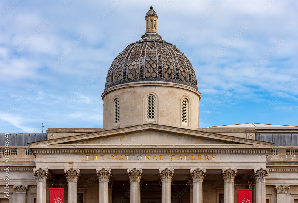 Obraz premium National Gallery on Trafalgar square in London, UK