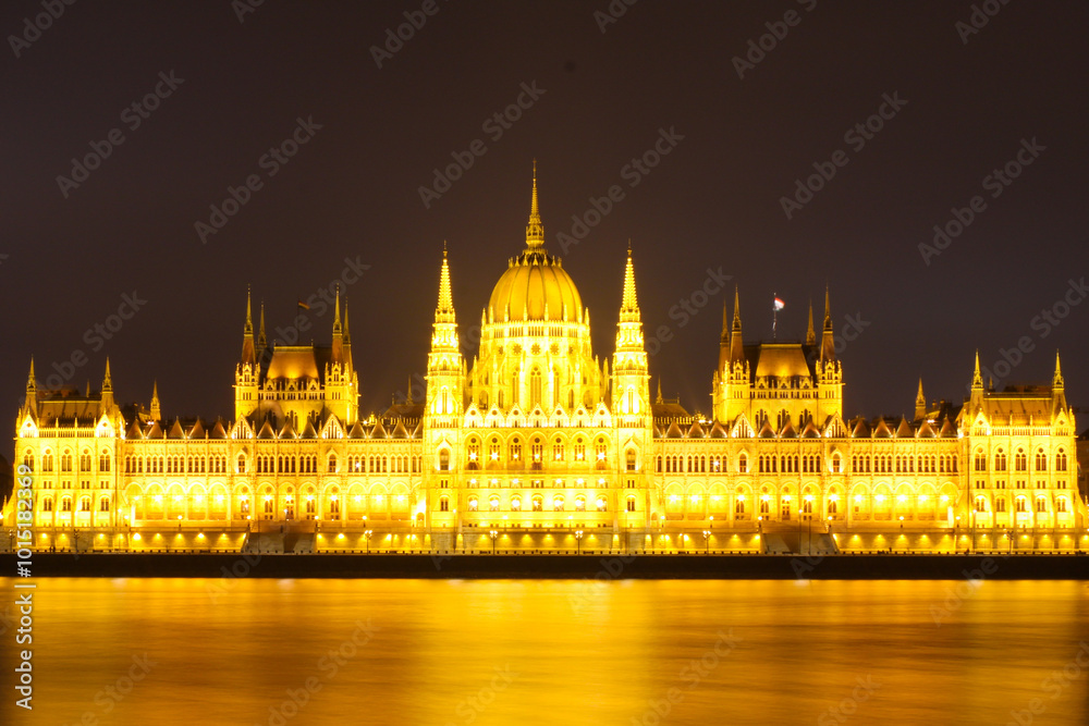 Naklejka premium hungarian parliament building at night
