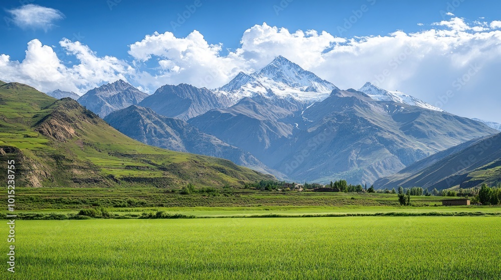Fototapeta premium Majestic Mountain Range Overlooking a Lush Green Valley