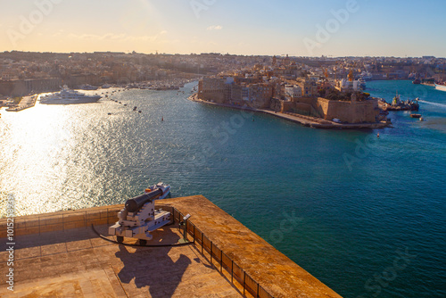 Fotografie Cannons of the Saluting Battery point out over the Grand Harbour and Fort St An